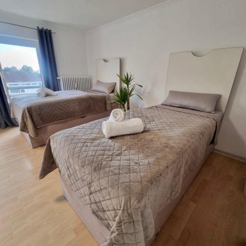 アヒムにあるFerienwohnung Fleiger 4 in Achim Zentrumのタオルが敷かれたベッドが2つある寝室
