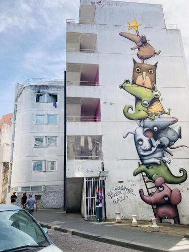 un bâtiment avec une peinture murale sur le côté dans l'établissement Charmant Studio bohème en centre ville, à Saint-Brieuc