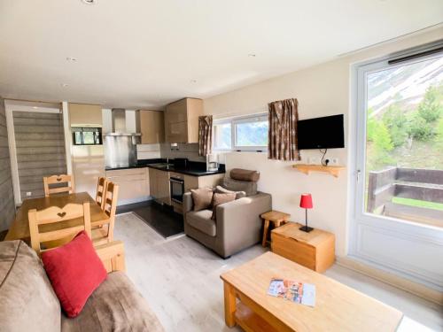 un salon avec un canapé et une table dans l'établissement Résidence Tour Du Lac - Appartement rénové·Proche des pistes ·Balcon MAE-1364, à Tignes