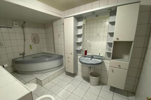 Ένα μπάνιο στο Ferienhaus im Kurort inkl Frühstück