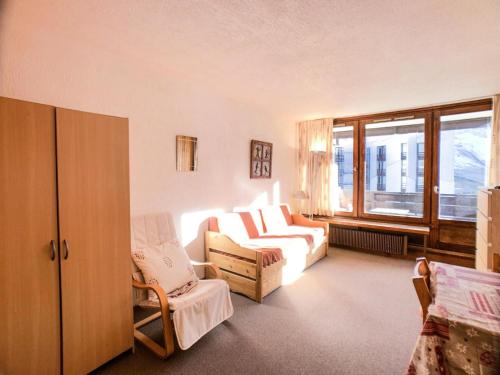 un salon avec un canapé, des chaises et une fenêtre dans l'établissement Résidence Prariond A - Studio à 100 mètres du funiculaire MAE-3484, à Tignes
