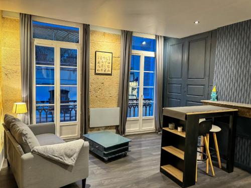 un salon avec un canapé et une table dans l'établissement Appartement T1 Bis - Haute-Ville, à Auch