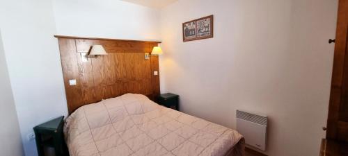 - une petite chambre avec un petit lit dans l'établissement Résidence Mont Soleil A - Appartement 5 personnes - Plagne Soleil MAE-0294, à Aime La Plagne