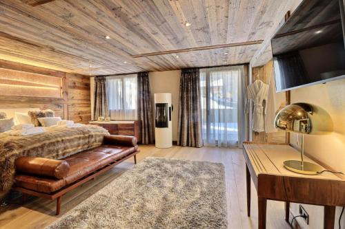une chambre avec un lit, un canapé et une table dans l'établissement Résidence Soprano - Chalet Soprano - 12 Personnes - Montriond MAE-3861, à Montriond
