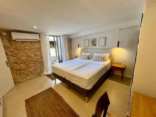 Postel nebo postele na pokoji v ubytování CARAGOL II, Doppelzimmer auf Finca Zenara, XXL Pool, WIFI, AC, Gemeinschaftsküche, Yoga