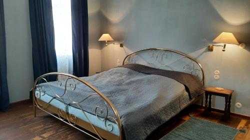 a bedroom with a metal bed in a room at Anna Luise in Rudolstadt