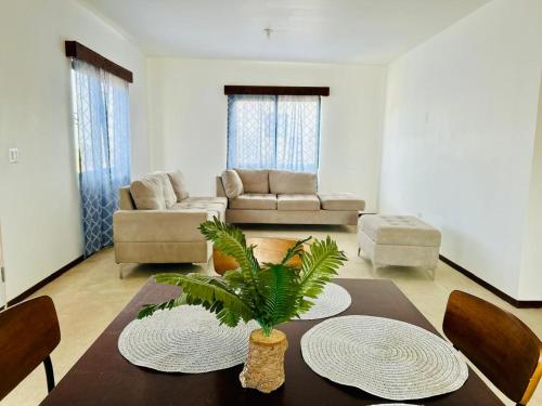una sala de estar con una mesa y un sofá en Oak Point Bay View, en Ensenada