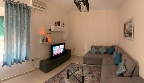 TV a/nebo společenská místnost v ubytování Malsi's, Private Room with shared bathroom and kitchen