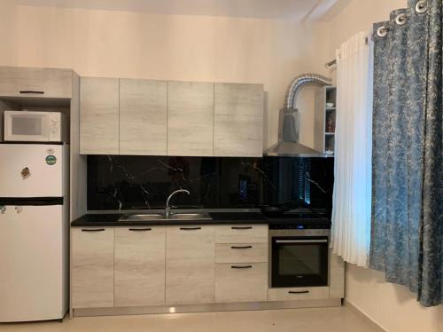 Kuchyň nebo kuchyňský kout v ubytování Malsi's, Private Room with shared bathroom and kitchen