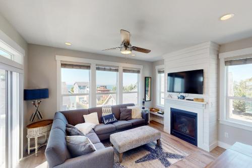 a living room with a couch and a fireplace at Driftaway Dreamer in Lincoln City