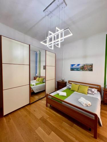 un dormitorio con una cama y un espejo en Casa vacanze 5 Terre Express, en La Spezia