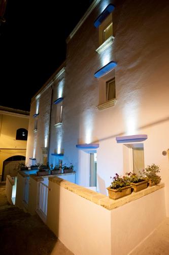 a building with a counter with some plants on it at Appartamento Trifoglio TS Residence in Sannicola