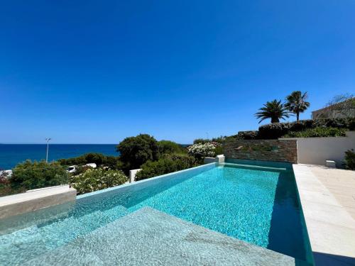 une piscine avec vue sur l'océan dans l'établissement Villa Onlysea, à Roquebrune-sur Argens