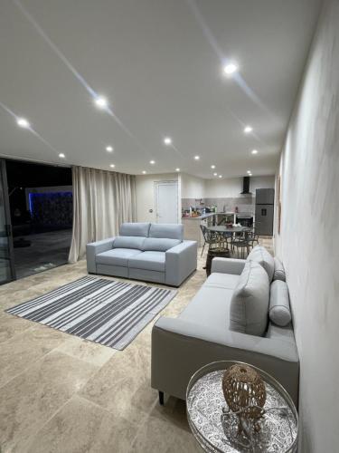 un salon avec deux canapés et une table dans l'établissement Villa piscine, à Roquefort-les-Pins