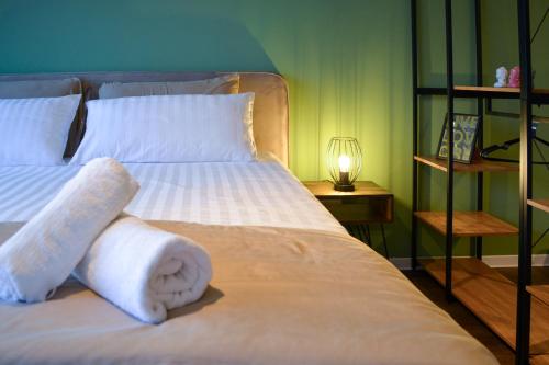 a bedroom with a bed with towels on it at Cosy 4 room apartment - AC - free parking - balcony - workspace in Oberschleißheim