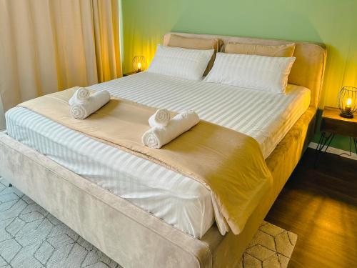 a large bed with two towels on top of it at Cosy 4 room apartment - AC - free parking - balcony - workspace in Oberschleißheim