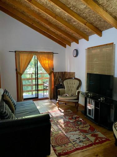 Μια τηλεόραση ή/και κέντρο ψυχαγωγίας στο Rapu Lemu,Casa con orilla de Rio ,Pucon