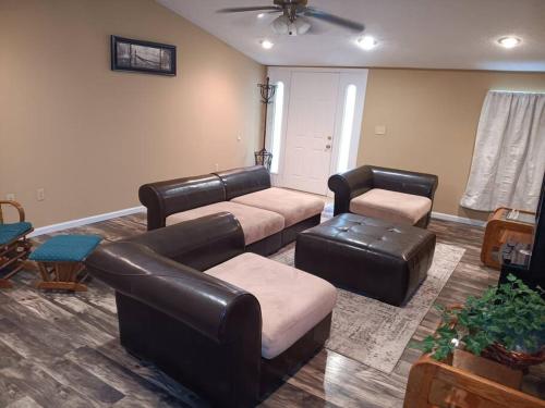 una sala de estar con un sofá y dos sillas en A home away from Home, Near Fort Leonard Wood, en Waynesville