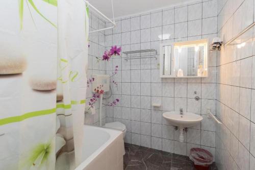 a bathroom with a sink and a toilet and a tub at Bed and breakfast Porto del Mar in Medulin