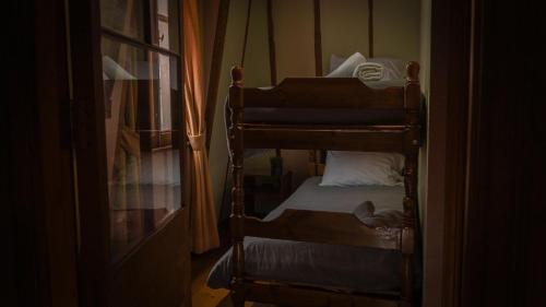 Кровать или кровати в номере Hotel Reina Victoria Valparaíso