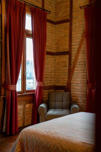 Кровать или кровати в номере Hotel Reina Victoria Valparaíso