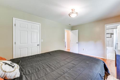 Una cama o camas en una habitación de Pet-Friendly Conover Home 7 Mi to Downtown Hickory