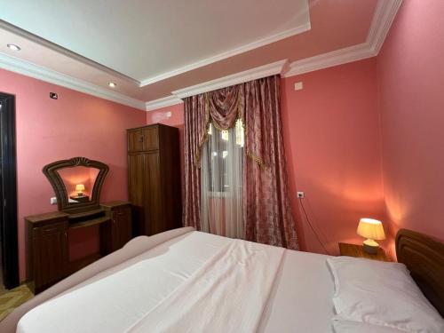 Rúm í herbergi á Airport Apartments Near The Sea