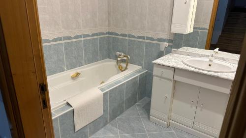 Ένα μπάνιο στο Appartement tout confort Valpaços 2