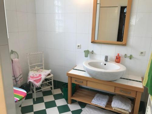une salle de bain avec un lavabo et un miroir dans l'établissement Maison centre ville piscine calme confort, à Blois