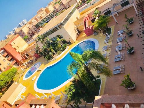 Una vista aérea de un hotel con piscina. en Enebrales Home, en Punta Umbría