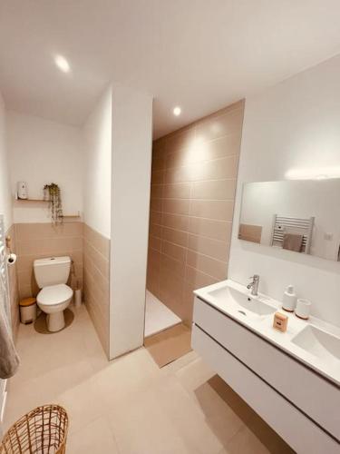 坦耶尔米塔格La DOLCE VITA de Sab的浴室里有马桶、洗手池和镜子。