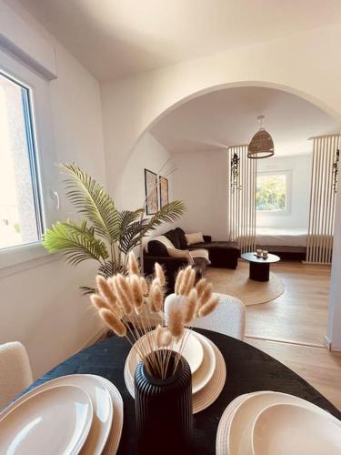 d'un salon avec une table et des plaques de cuisson. dans l'établissement La DOLCE VITA de Sab, à Tain-lʼHermitage