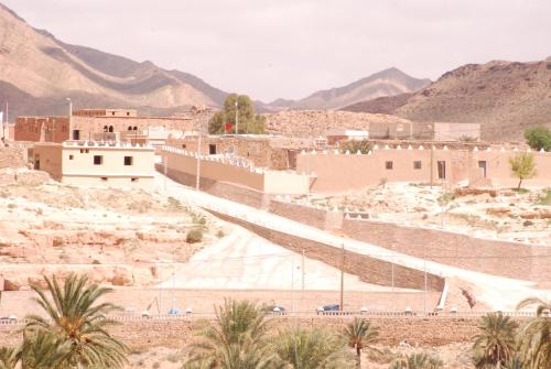 a view of the wall in the desert at Maison Ich chez Abdel in Ich
