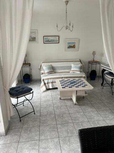 une chambre avec un lit, une table et des chaises dans l'établissement ker larmor, à Larmor-Plage