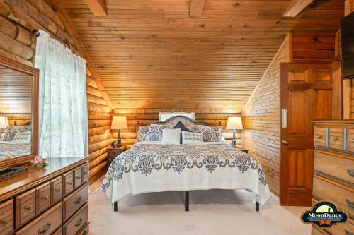 Un dormitorio con una cama y una pared de madera. en Autumn Breeze Cabin, en Nashville