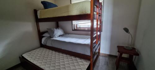 a couple of bunk beds in a room at Edificio Costa Pucón a pasos del Lago in Pucón