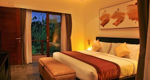 Tempat tidur dalam kamar di Villa La Sirena by Nagisa Bali