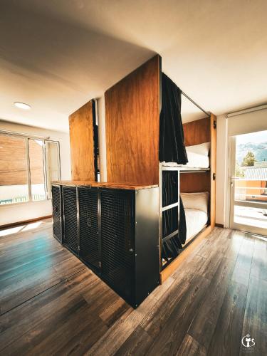 a room with a bunk bed and a bunk bed with a bunk beduteneway at Dormís Acá in Esquel