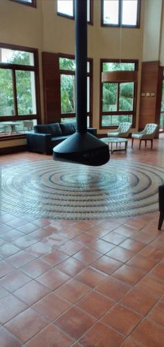 a lobby with a large room with a spiral floor at Condomínio Vista Azul Hotel in Pedra Azul