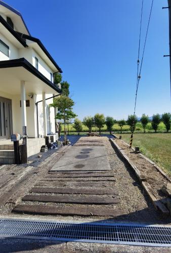 a driveway leading to a house at リニューアル 高島市風車村琵琶湖畔別荘サウナ付きファミリーグループ大歓迎テラス炭火BBQ Reiwa House in Takashima