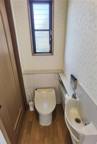 a small bathroom with a toilet and a sink at リニューアル 高島市風車村琵琶湖畔別荘サウナ付きファミリーグループ大歓迎テラス炭火BBQ Reiwa House in Takashima