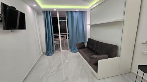 ein Wohnzimmer mit Sofa und Fernseher in der Unterkunft Lovely Estudio Las Americas, sea view in Playa Fañabe