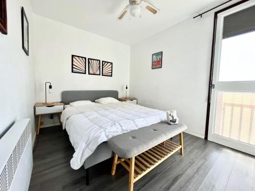 une chambre blanche avec un lit et une fenêtre dans l'établissement T2 à Saint-Cyprien, proche port, parking inclus - FR-1-309-480, à Saint-Cyprien