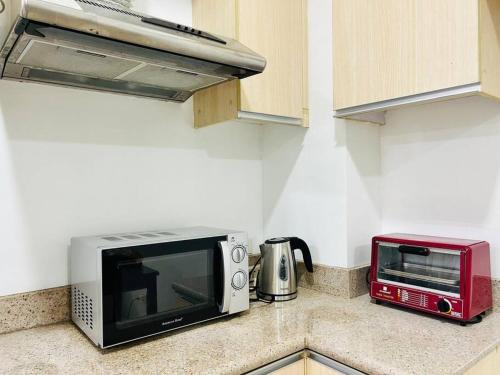 Dapur atau dapur kecil di Budget Family Room at Ace Suites by the Famous Indoor Water Spa
