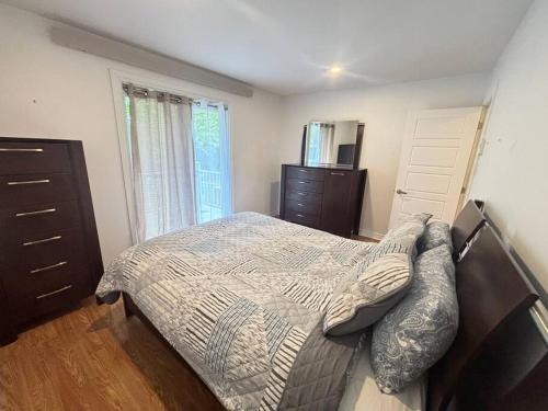 Ένα ή περισσότερα κρεβάτια σε δωμάτιο στο Apartment with a Balcony and Free Parking