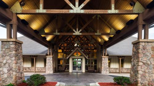 un grande edificio in legno con un grande soffitto in legno di Marriott Willow Ridge Luxury Studio a Branson
