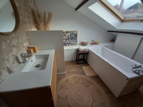 Et badeværelse på Maison dans charmant petit jardin