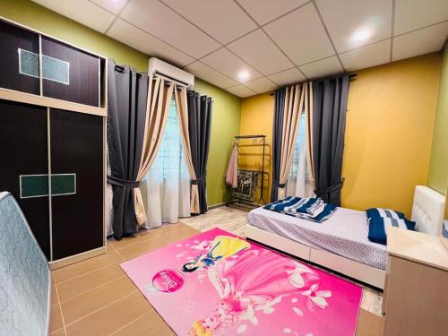 a room with two beds and a pink rug at Homestay Mamatok B in Kampong Kebun Tok Salim