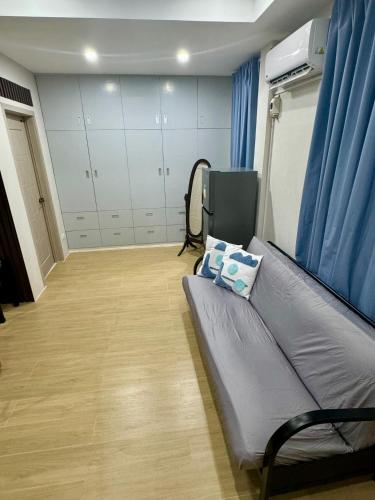 CamaligにあるVals Farm Guesthouseのキャビネットのある部屋にソファのある部屋