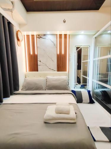 a pair of beds in a room with a window at Stefan's Cozy Place in Agus